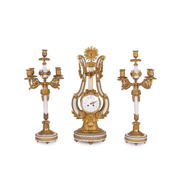 Reloj y guarnición de estilo Luis XVI Napoleón III S. XIX.   