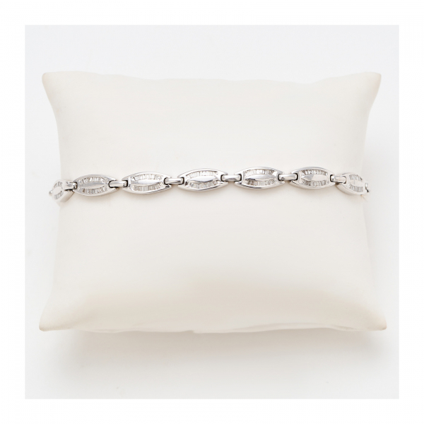 Pulsera en oro blanco con eslabones ojivales de diamantes talla trapecio engastados en carril.