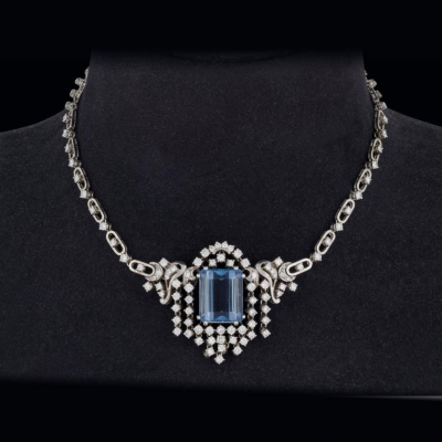 Collar de oro blanco de 18 K. con magnífica aguamarina de 22,01 cts.