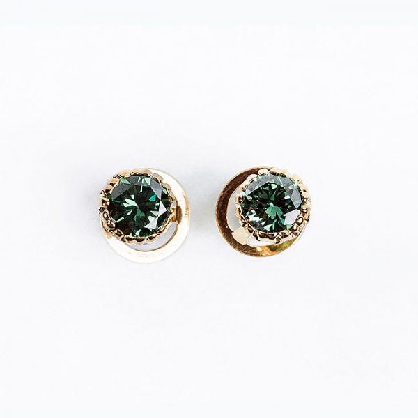 Pendientes dormilonas en oro amarillo 18 K, con un limpio diamante natural, talla brillante, color 'green-blue', en garras