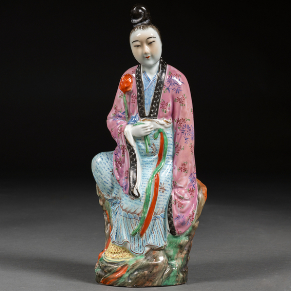 &quot;Dama con flor&quot; Figura en porcelana china familia rosa. Trabajo chino, h. 1960