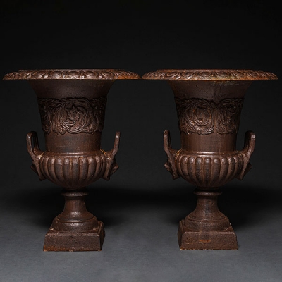Pareja de copas estilo Medici realizadas en hierro fundido