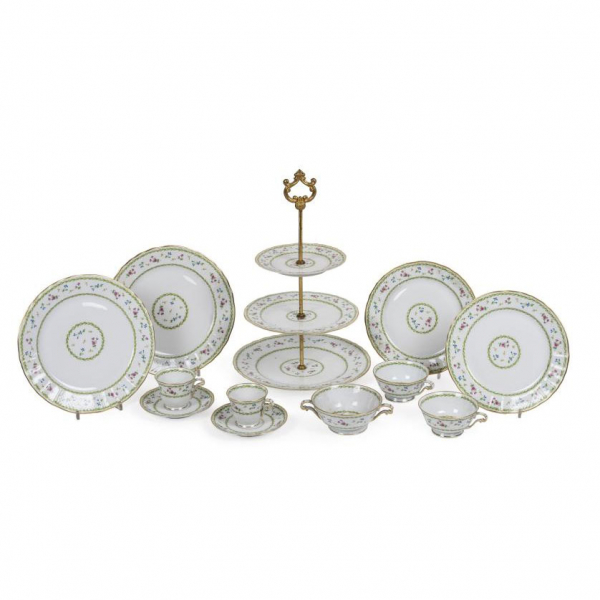 Vajilla en porcelana de Limoges. S. XX. Esmaltada, vidriada y dorada, modelo Artois, decorada siguiendo el modelo de la del Conde d&#039;&#039;Artois, S. XVIII. 