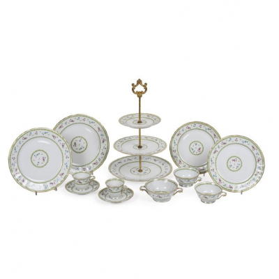 Vajilla en porcelana de Limoges. S. XX. Esmaltada, vidriada y dorada, modelo Artois, decorada siguiendo el modelo de la del Conde d&#039;&#039;Artois, S. XVIII. 
