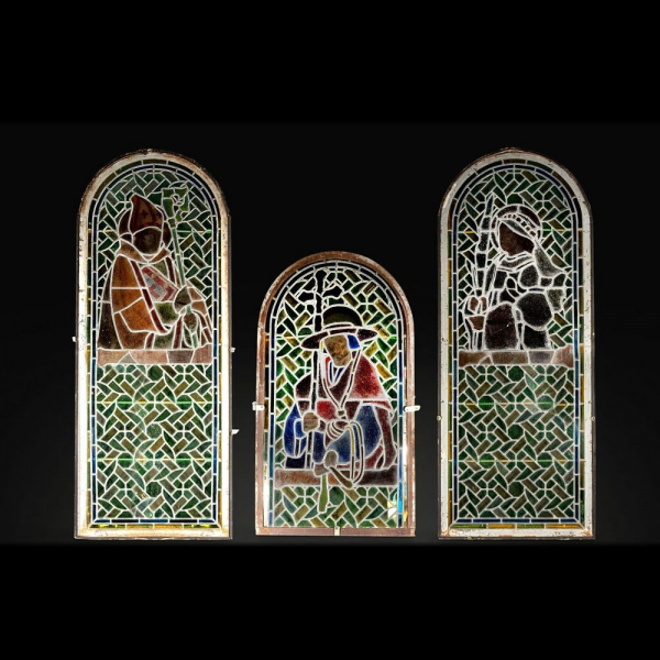 Excepcional set de 3 vidrieras de Catedral. Firmado Maumejean. Escuela francesa. Siglo XX.
