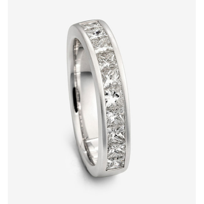 Media alianza en oro blanco con 10 diamantes talla carr&eacute; con un peso total de 1 cts. aprox.