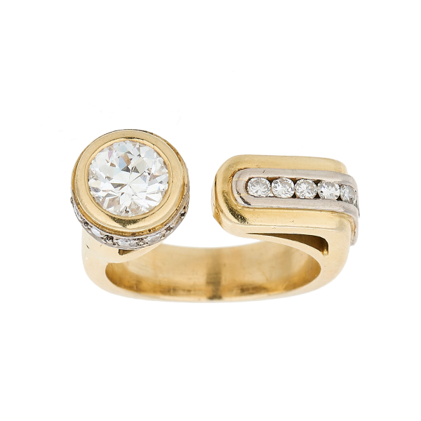 Sortija en oro con centro abierto y diamantes tallas brillante y brillante antigua engastados en barras y chatón.