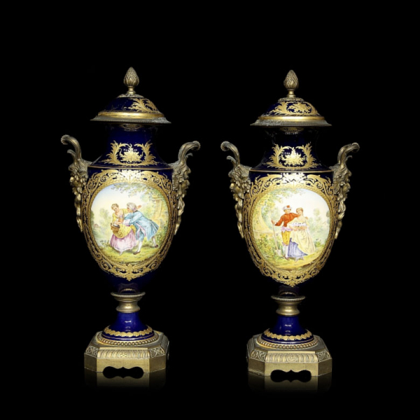 Pareja de jarrones con escena galante en porcelana Sèvres azul cobalto, s.XIX. 
