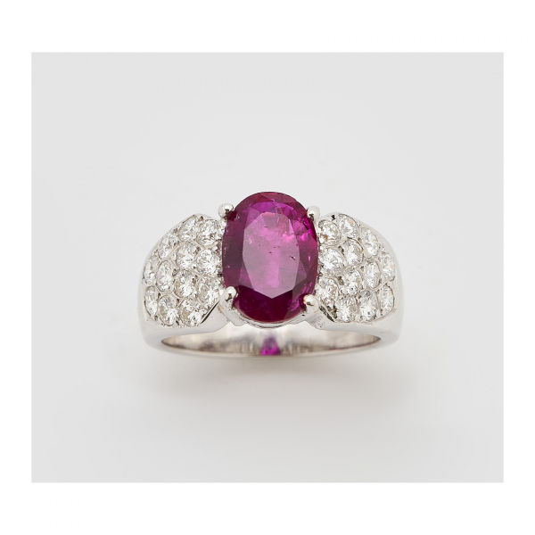 Sortija en oro blanco con rubí de Myanmar( Burma ) talla oval, color: Pinkish Red 