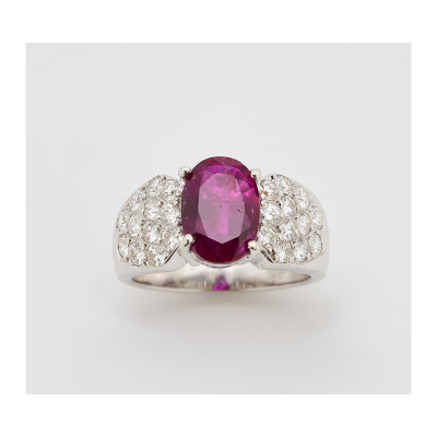 Sortija en oro blanco con rubí de Myanmar( Burma ) talla oval, color: Pinkish Red 
