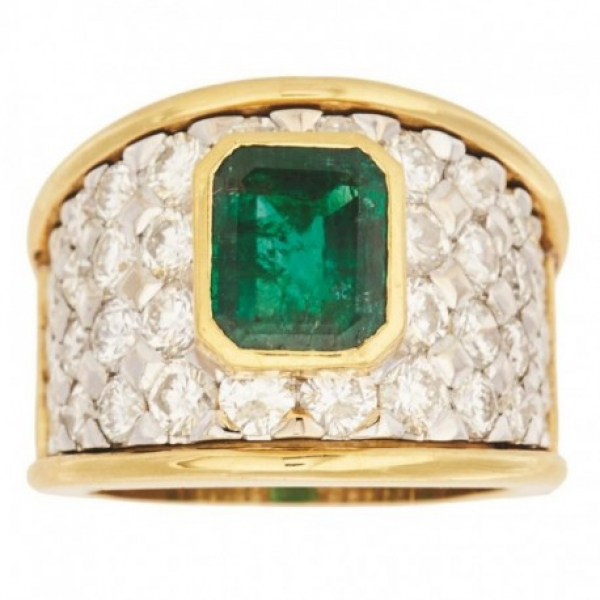 Sortija en oro bicolor con frente cuajado de diamantes talla brillante y esmeralda 