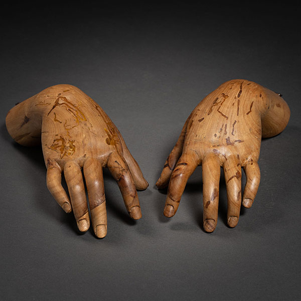 Pareja de manos en madera tallada del siglo XIX-XX.