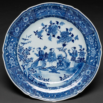 Gran fuente en porcelana china azul y blanca época Quianlong (1736-1795)