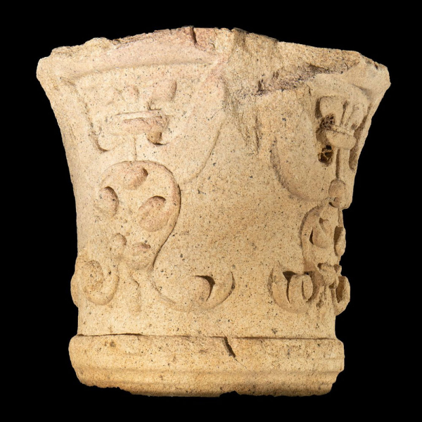 Capitel Plateresco en Piedra transformado en mesa, siglo XVI. 