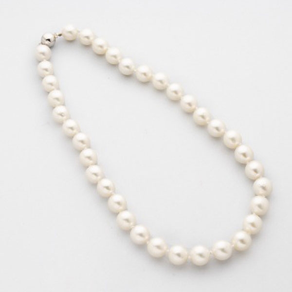 Gargantilla en oro blanco con 35 perlas australianas