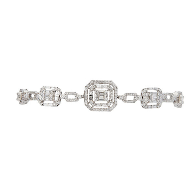 Pulsera articulada en oro blanco con eslabones y motivos geométricos de diamantes tallas brillante, trapecio y baguette. 