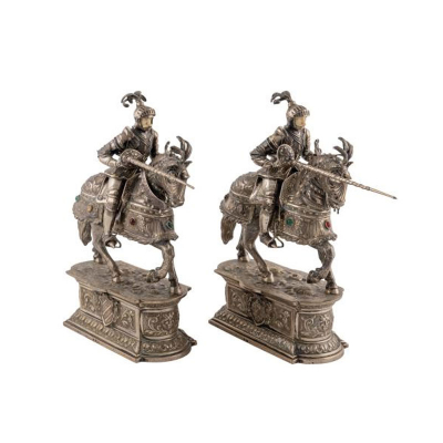 Pareja de caballeros realizados en plata española punzonada, ley 916, en su color.  