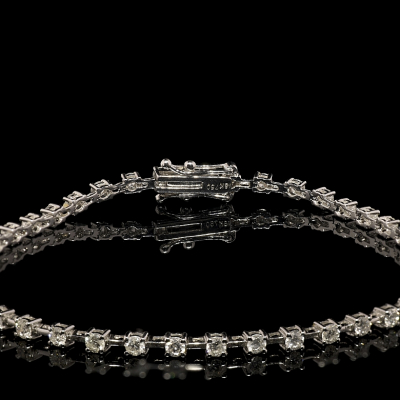 Pulsera riv&egrave;re en oro blanco de 18K y diamantes. 