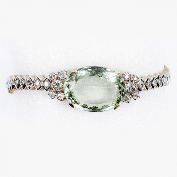 Bello brazalete antiguo en oro amarillo 18 K, con un centro de amatrino oval (31 ct aprox) y blancos diamantes 