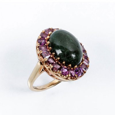 Bella sortija vintage en sólida montura de oro amarillo 18 K con cabuchón de piedra verde natural y orla de amatistas talla &#039;carré&#039;