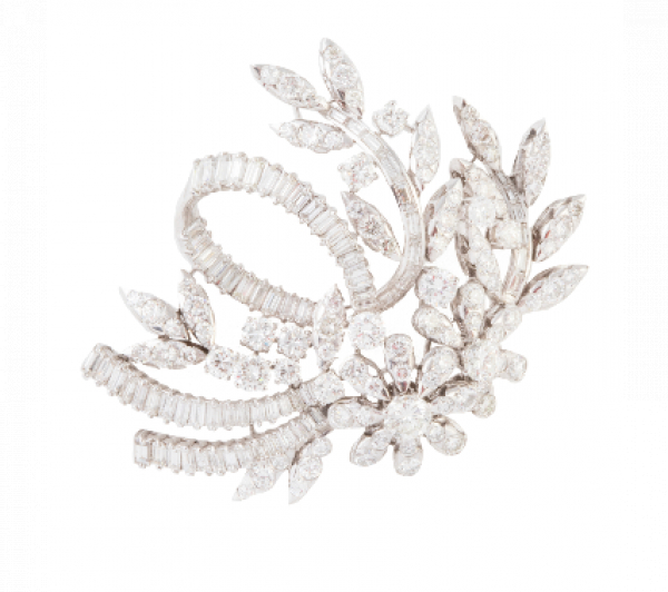 Broche de brillantes con diseño floral atado con cintas de diamantes talla baguette.   En montura de oro blanco de 18 K.