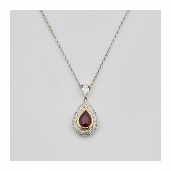 Gargantilla en oro bicolor con rubí (Burma) y diamante talla perilla.  