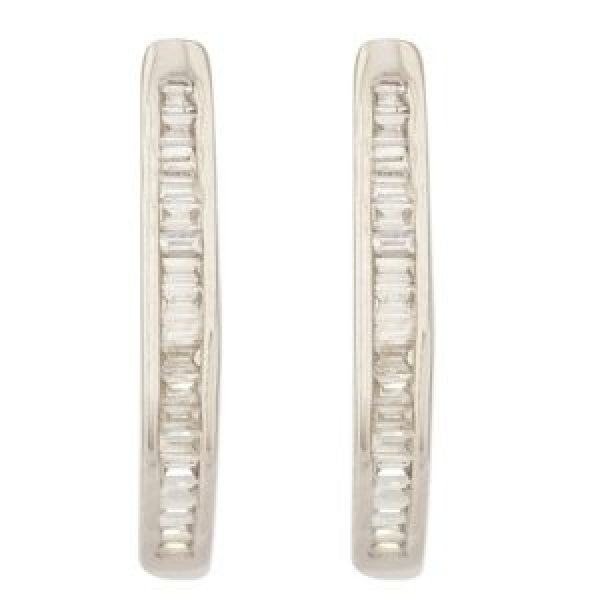 Pendientes criolla diseño oval en oro blanco con diamantes talla trapecio engastados en barras.