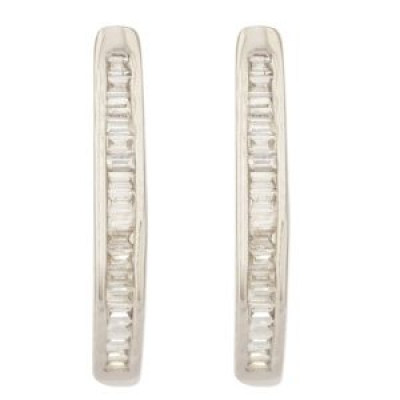 Pendientes criolla diseño oval en oro blanco con diamantes talla trapecio engastados en barras.