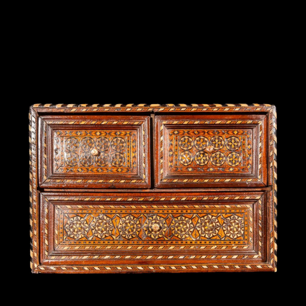 Pequeño bargueño Hispano Morisco con taracea geométrica, Granada, Siglo XVI-XVII.