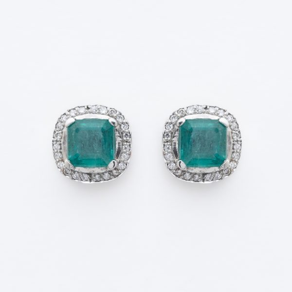 Pendientes en oro blanco con esmeralda talla octogonal orlada por diamantes talla brillante.