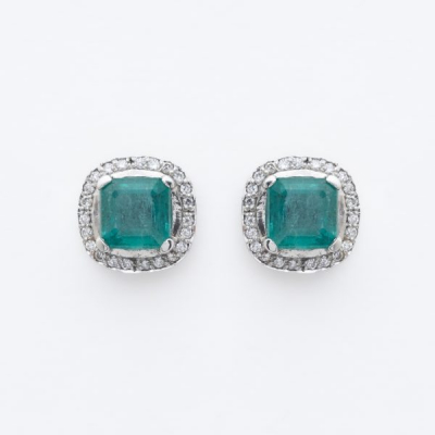Pendientes en oro blanco con esmeralda talla octogonal orlada por diamantes talla brillante.