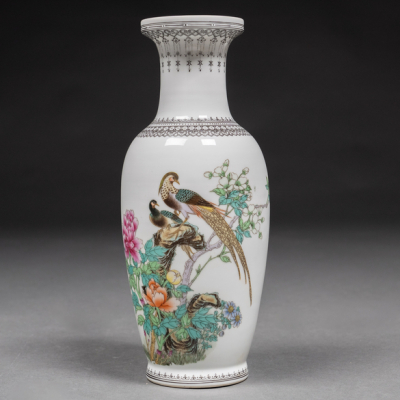 Jarrón en porcelana china del siglo XX.