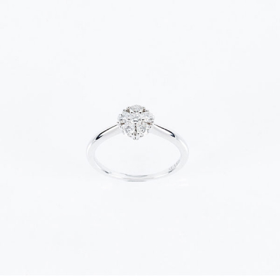 Anillo en oro blanco de la firma SUAREZ, colección &#039;Grace&#039;, con motivo en rosetón de limpiosy blancos diamantes talla brillante