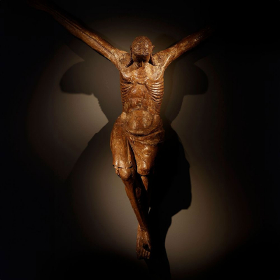 MONUMENTAL CRISTO ROM&Aacute;NICO TARD&Iacute;O - G&Oacute;TICO TEMPRANO EN MADERA NATURAL, SIGLO XIII. 