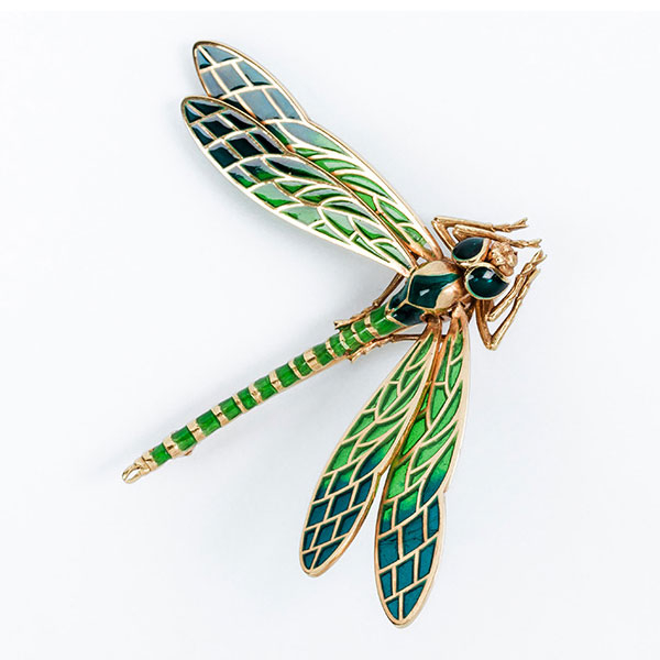Bello alfiler de solapa en oro amarillo 18 K, con forma de 'libélula' decorada con esmaltes verdes 