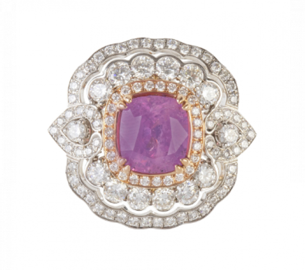 Sortija con zafiro Kashmir rosa central de talla cojín con un peso de 5,24 ct.   En oro blanco de 18K 