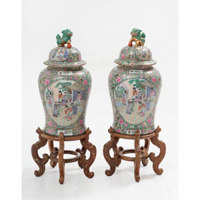 Pareja de jarrones orientales con tapa en porcelana dorada y pintada en relieve con medallones centrales representando escenas palaciegas, flores, mariposas y hojas alrededor.  Mediados S. XX
