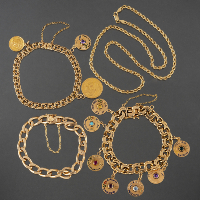 Conjunto de tres pulseras de calabrote y cadena sogueada en oro amarillo de 18 kt. 