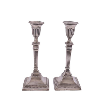 Pareja de candeleros en plata espa&ntilde;ola punzonada, C&aacute;diz S. XIX. 