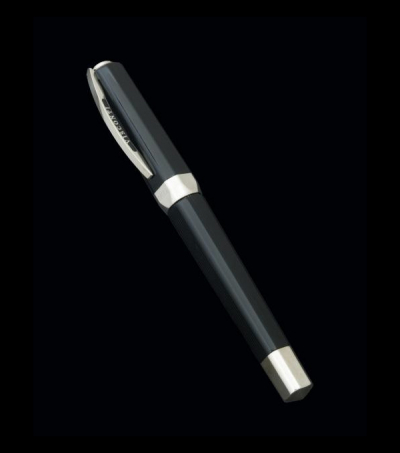 Pluma Visconti &quot;Opera&quot;.   Realizada en metal y resina noble de color negro. Plumín de oro de 14 K. 
