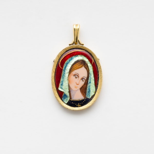 Medalla devocional diseño oval en oro mate y brillo con representación de Virgen en esmalte en anverso y calado floral en reverso.