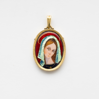Medalla devocional dise&ntilde;o oval en oro mate y brillo con representaci&oacute;n de Virgen en esmalte en anverso y calado floral en reverso.
