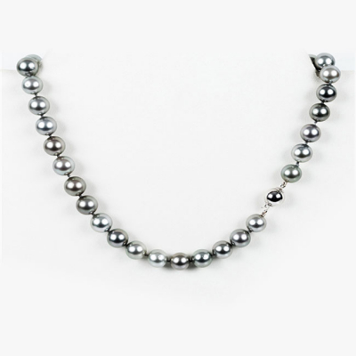 Collar de 39 bellas perlas grises de Tahit&iacute;, calidad gema, en ligera disminuci&oacute;n (12-11 mm.), cierre de bola en oro blanco 18 K.