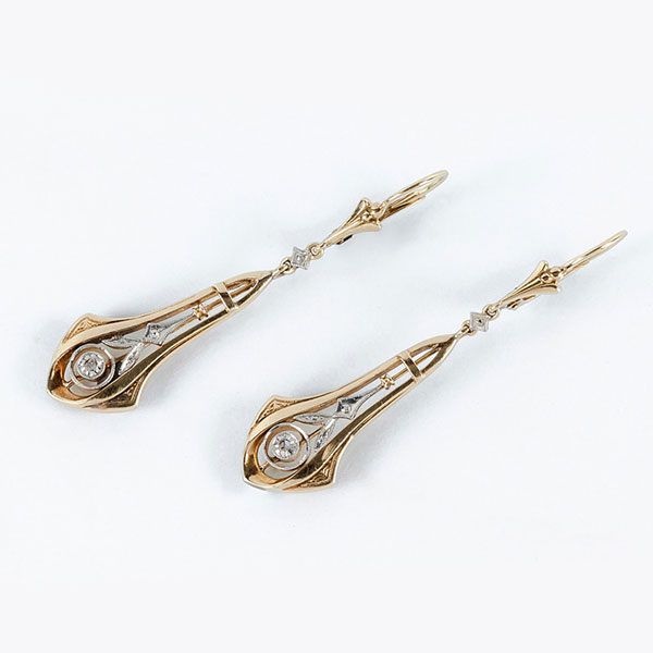 Delicados pendientes zarcillo largos de estilo &#039;art-nouveau&#039;, en oro amarillo 18 K, con campanilla colgante decorada con diamantitos en vistas grafiladas de platino.