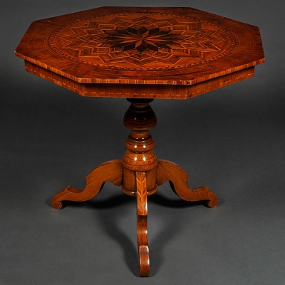 Mesa de centro octogonal centroeuropeo en madera de raíz de nogal y limoncillo. h. 1850. 