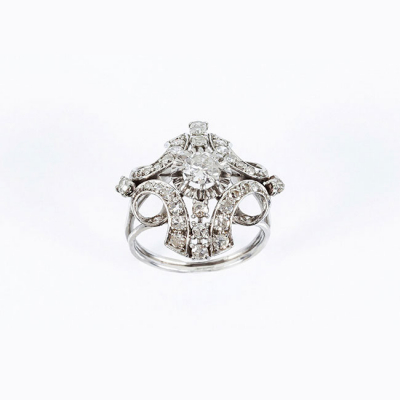 Bella sortija vintage 'art-dec&oacute;' en platino, formando un roset&oacute;n con diamante natural central, talla brillante,  
