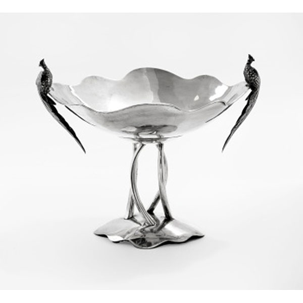 Centro en plata representando figuras de aves en las asas. Estilo Luis XVI. Marcas del platero Antonio Alvarez.  S. XX