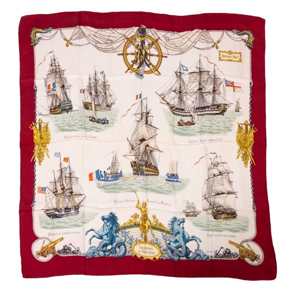 HERMÈS. Pañuelo de seda modelo «Visseaux et Frégates» con decoración de motivos navales.  