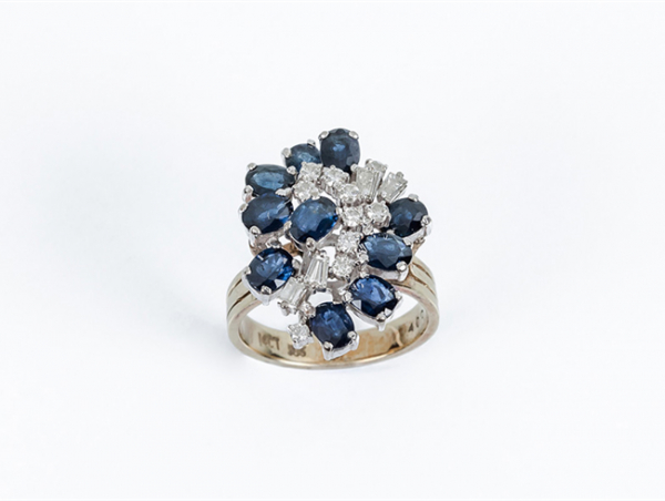 Sortija con motivo en penacho de limpios y blancos diamantes  y zafiros azules 