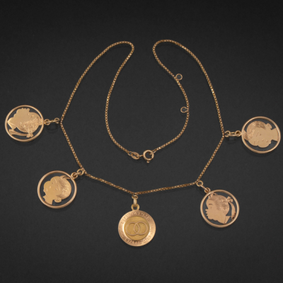 Cadena con cinco colgantes de cabezas de ni&ntilde;os en oro amarillo de 18 kt